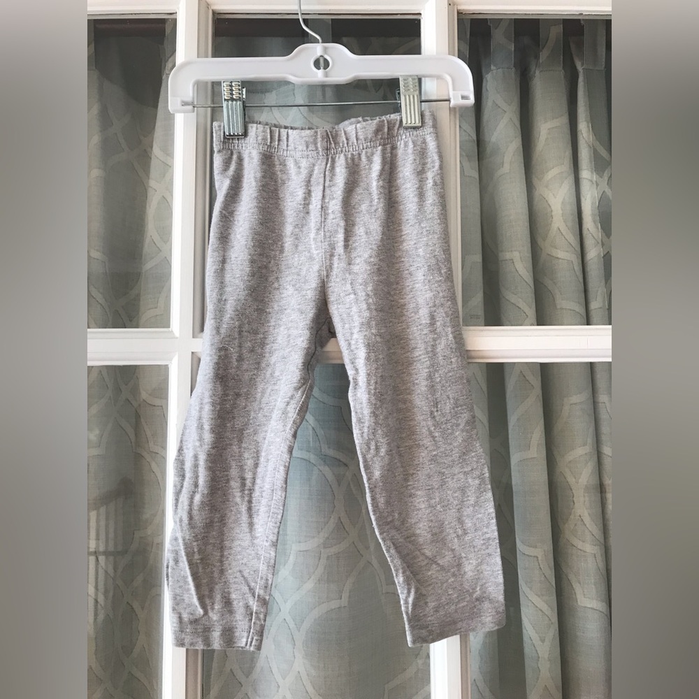Carter’s 5T gray capri-length leggings in PLAY condition for a small hole